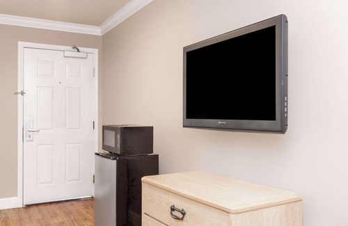 Paradise Valley Hotel | Days Inn by Wyndham San Francisco S/Oyster Point Airport