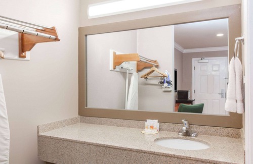 Paradise Valley Hotel | Days Inn by Wyndham San Francisco S/Oyster Point Airport