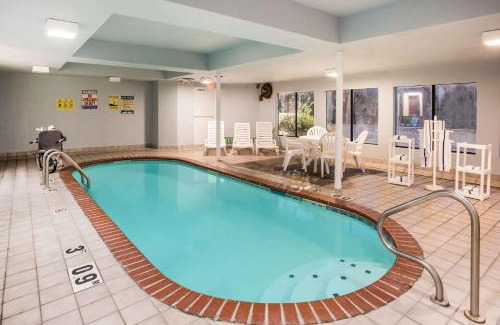 Blue Springs Hotel | Days Inn by Wyndham Blue Springs