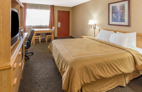 Salem Hotel | Days Inn by Wyndham Black Bear