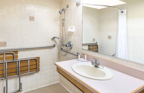 Salem Hotel | Days Inn by Wyndham Black Bear