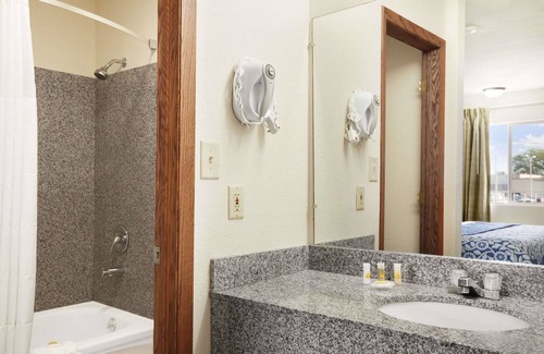 Champaign Hotel | Days Inn by Wyndham Champaign/Urbana