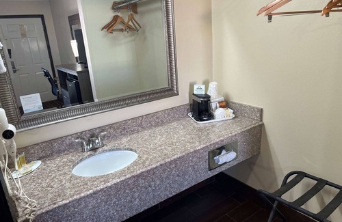 El Reno Hotel | Days Inn by Wyndham El Reno