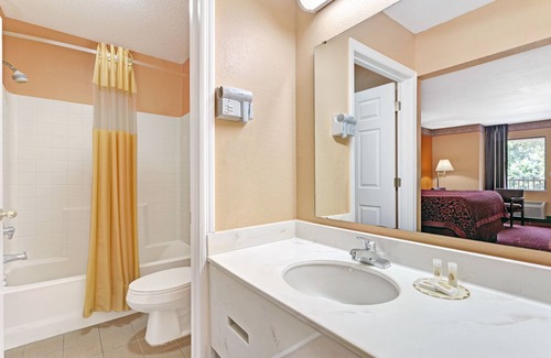 Biggar Hotel | Days Inn by Wyndham Fort Myers