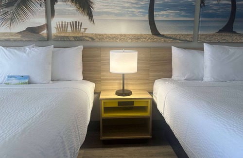 Biggar Hotel | Days Inn by Wyndham Fort Myers