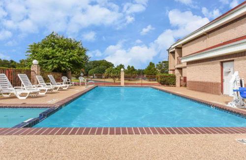 Granbury Hotel | Days Inn by Wyndham Granbury