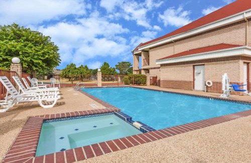 Granbury Hotel | Days Inn by Wyndham Granbury