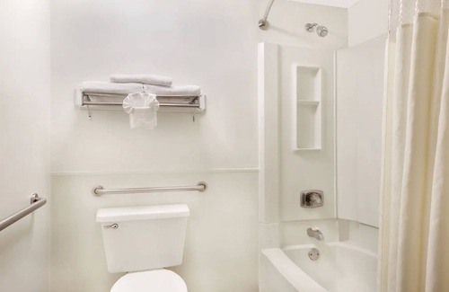 Castleton Hotel | Days Inn by Wyndham Indianapolis Northeast