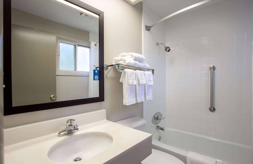 Marquette Hotel | Days Inn by Wyndham Marquette