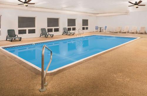 Osage Beach Hotel | Days Inn by Wyndham Osage Beach Lake of the Ozarks