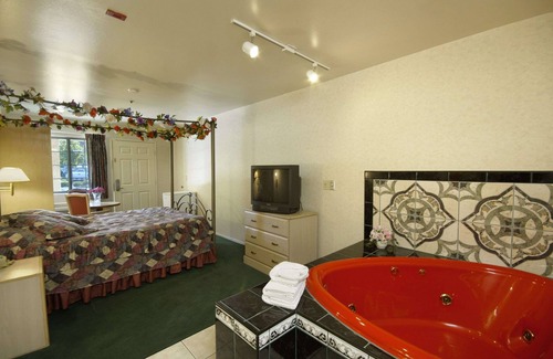 La Sierra Hotel | Days Inn by Wyndham Riverside Tyler Mall