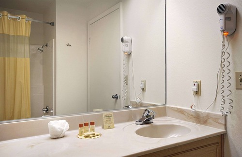 La Sierra Hotel | Days Inn by Wyndham Riverside Tyler Mall