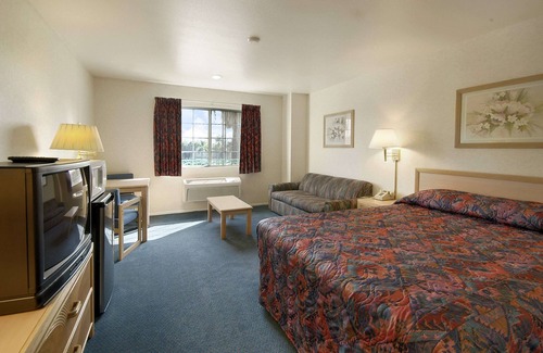 La Sierra Hotel | Days Inn by Wyndham Riverside Tyler Mall