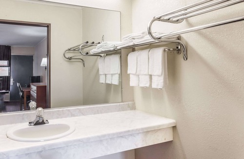 Seymour Hotel | Days Inn by Wyndham Seymour