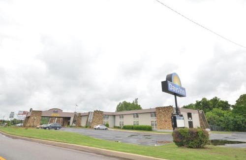 South Tulsa Hotel | Days Inn by Wyndham Southern Hills/ORU
