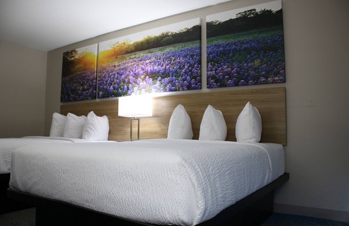 Waco Hotel | Days Inn by Wyndham Waco University Area