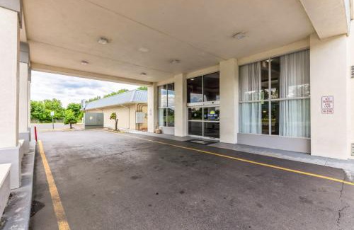 Hollins Hotel | Days Inn I81 king room