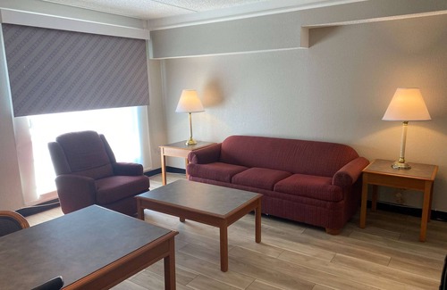 Arlington Heights Hotel | Days Inn & Suites by Wyndham Arlington Heights
