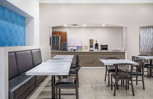 Niagara Falls Hotel | Days Inn & Suites by Wyndham Niagara Falls/Buffalo