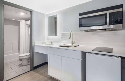 Niagara Falls Hotel | Days Inn & Suites by Wyndham Niagara Falls/Buffalo