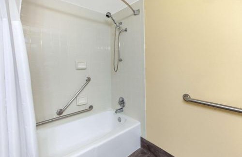Grand Rapids Hotel | Days Inn & Suites by Wyndham Grand Rapids Near Downtown