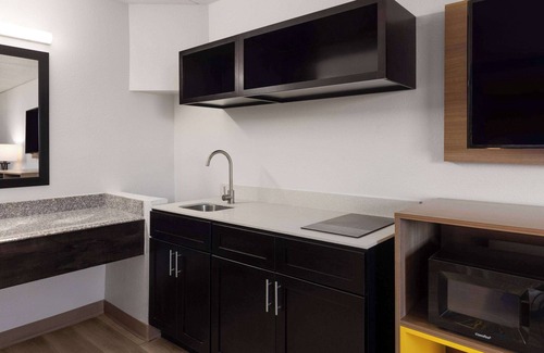 Wayne Hotel | Days Inn & Suites by Wyndham Indianapolis Airport East