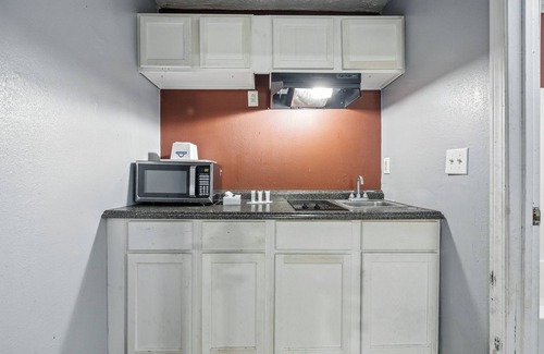 Terre Haute Hotel | Days Inn & Suites by Wyndham Terre Haute