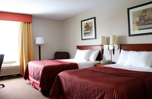 Bloomington Hotel | Days Inn & Suites by Wyndham Bloomington/Normal IL