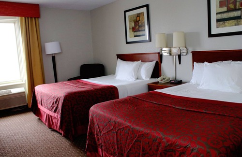 Bloomington Hotel | Days Inn & Suites by Wyndham Bloomington/Normal IL