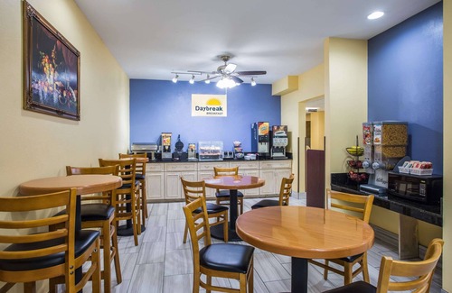 Grovetown Hotel | Days Inn & Suites by Wyndham Augusta Near Fort Eisenhower