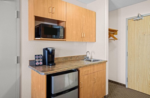 Winkler Hotel | Days Inn & Suites by Wyndham Winkler