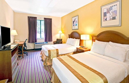 Hickory Hotel | Days Inn & Suites by Wyndham Hickory