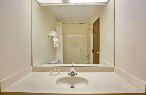 Hickory Hotel | Days Inn & Suites by Wyndham Hickory