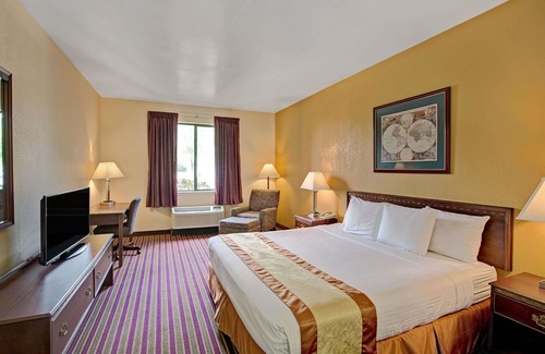 Hickory Hotel | Days Inn & Suites by Wyndham Hickory