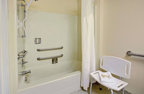 Hickory Hotel | Days Inn & Suites by Wyndham Hickory