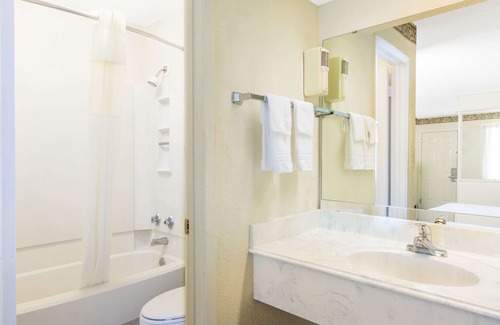 Marshall Hotel | Days Inn & Suites by Wyndham Marshall