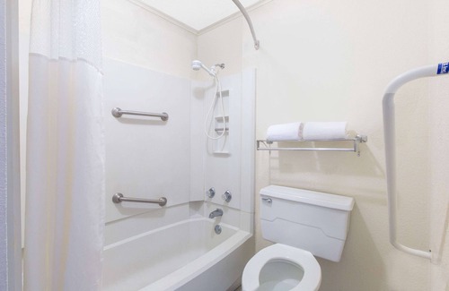 Marshall Hotel | Days Inn & Suites by Wyndham Marshall