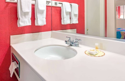 Osceola Hotel | Days Inn & Suites by Wyndham Osceola AR