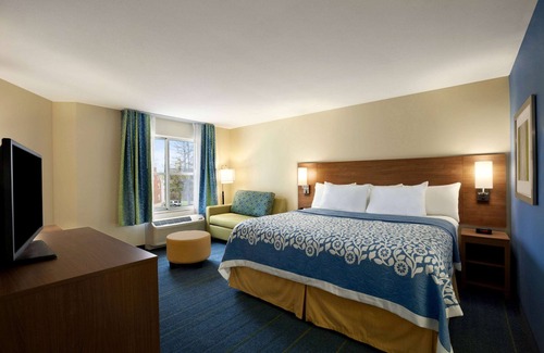 Altoona Hotel | Days Inn & Suites by Wyndham Altoona