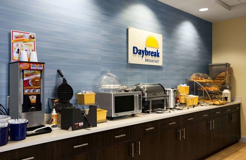 Altoona Hotel | Days Inn & Suites by Wyndham Altoona