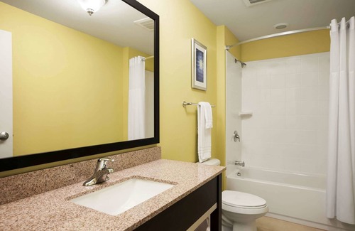Altoona Hotel | Days Inn & Suites by Wyndham Altoona