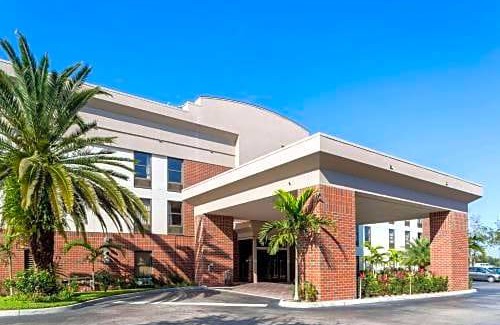 Biggar Hotel | Days Inn & Suites by Wyndham Fort Myers Near JetBlue Park