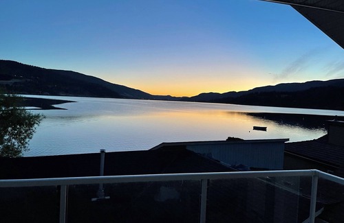 Central Okanagan Cabin | Dayzonthelake - Little Cozy Lakefront Cottage