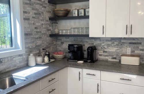 Westerose Cabin | Daze Off - Modern Cabin at Pigeon Lake (Pet Friendly)