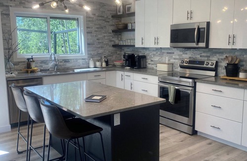 Westerose Cabin | Daze Off - Modern Cabin at Pigeon Lake (Pet Friendly)