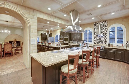 Spring Valley House | DD Glamorous 11BD/13BA Mansion Near Vegas Strip-3.7mi