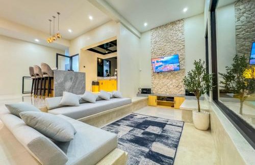 Parongpong Villa | De Luna Villa with private heated pool