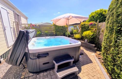 Sint-Annaland Ski Chalet | De Poort van Zeeland aan het water met jacuzzi