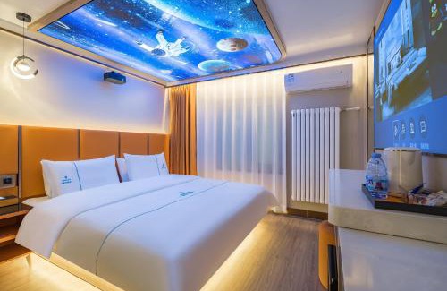 Middle Chaoyang Hotel | De Quan Hotel offers free breakfast Coffee drinks and snacks are available in the lobby and guests have free access to the gym and laundry room Additionally the hotel is located in the city center close to Shifoying