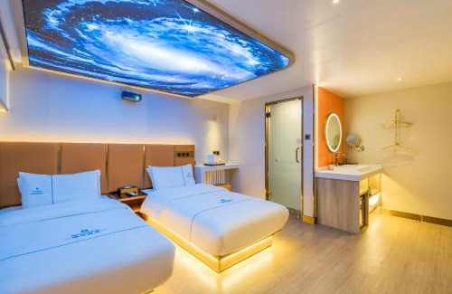 Middle Chaoyang Hotel | De Quan Hotel offers free breakfast Coffee drinks and snacks are available in the lobby and guests have free access to the gym and laundry room Additionally the hotel is located in the city center close to Shifoying